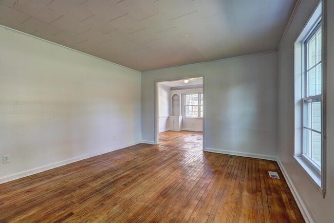 Building Photo - 2442 Tredway Dr