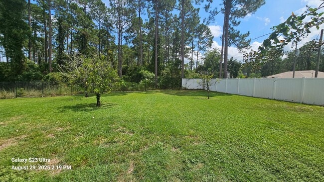 Building Photo - Beautiful 3/2/2 Pool Home on Oversized Lot...