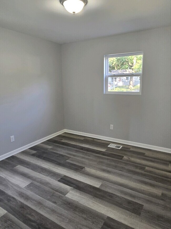 Building Photo - Enjoy this beautifully remodeled 3-bedroom, 1-bath home