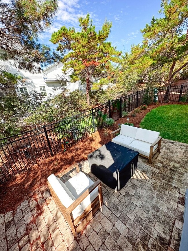 Building Photo - New, exclusive 3200 sq ft 4 bedroom/3.5bat...