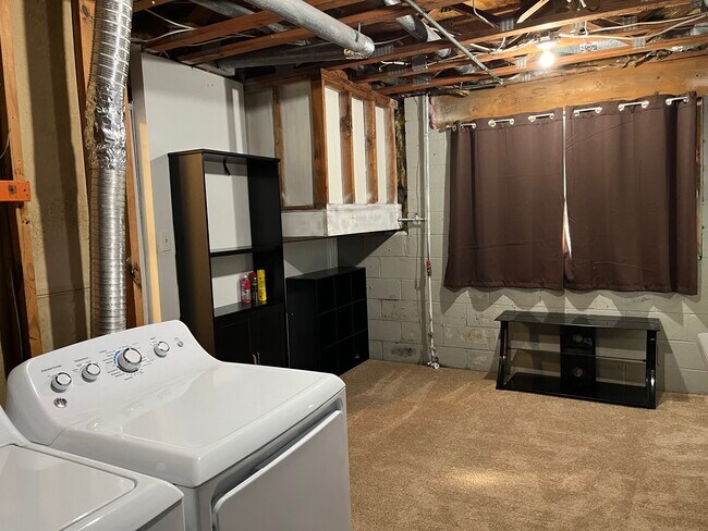 Building Photo - 2 Wimbledon Ln