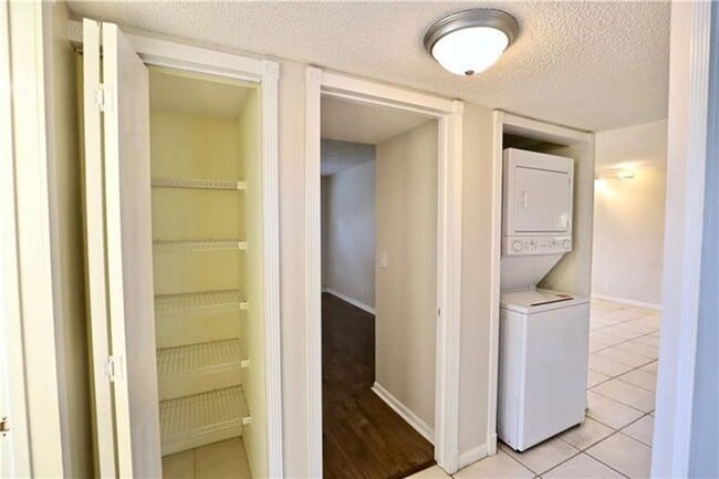 Building Photo - 9835 Three Lakes Cir