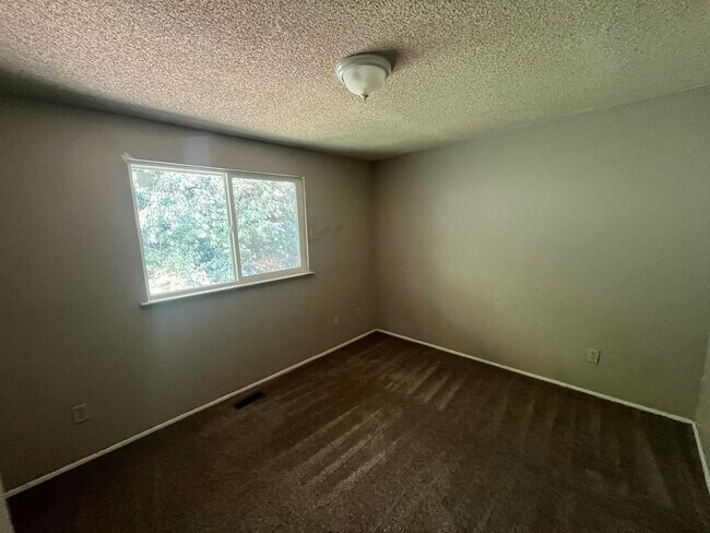 Building Photo - 11080 N Skagit St