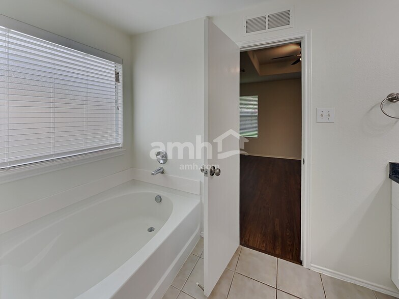 Building Photo - 7815 Chervil Ln