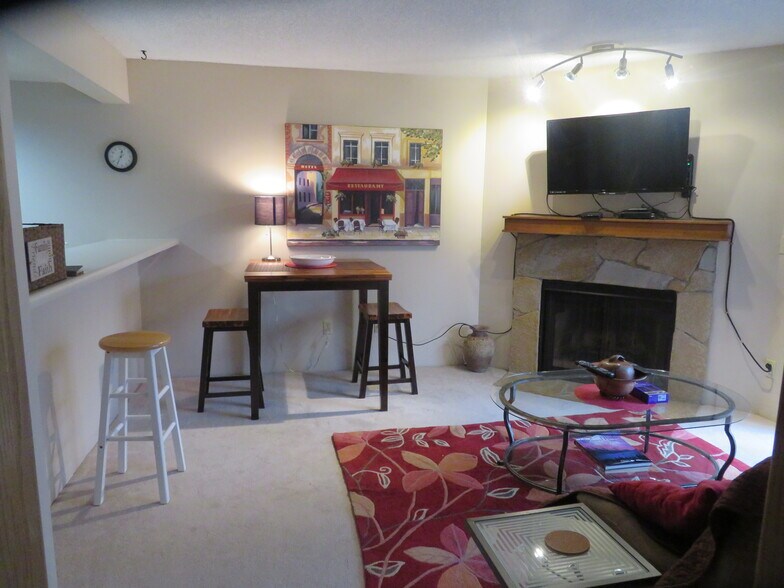 Building Photo - 9715 Independence Dr