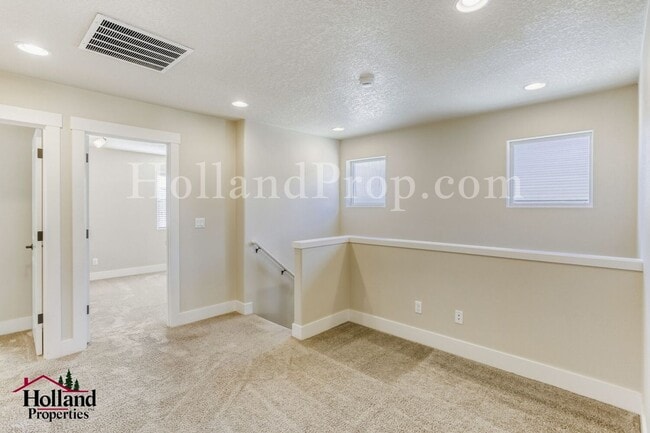 Building Photo - 3-Bedroom Beaverton Home with Granite Kitchen Island and Fireplace