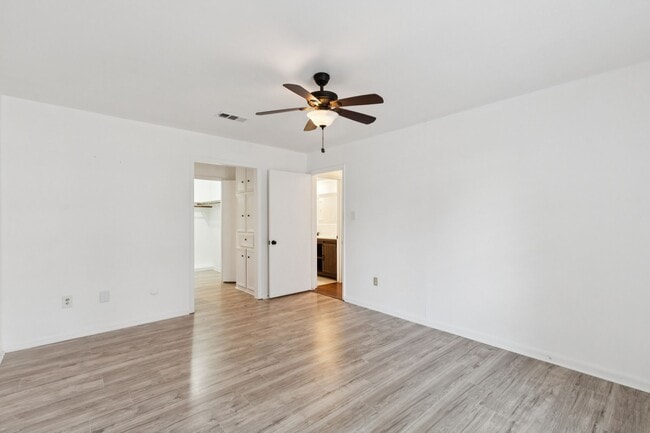 Building Photo - 2114 Briarview Dr