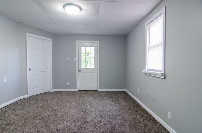 Building Photo - Completely Remodeled 2 Bed 1 Bath