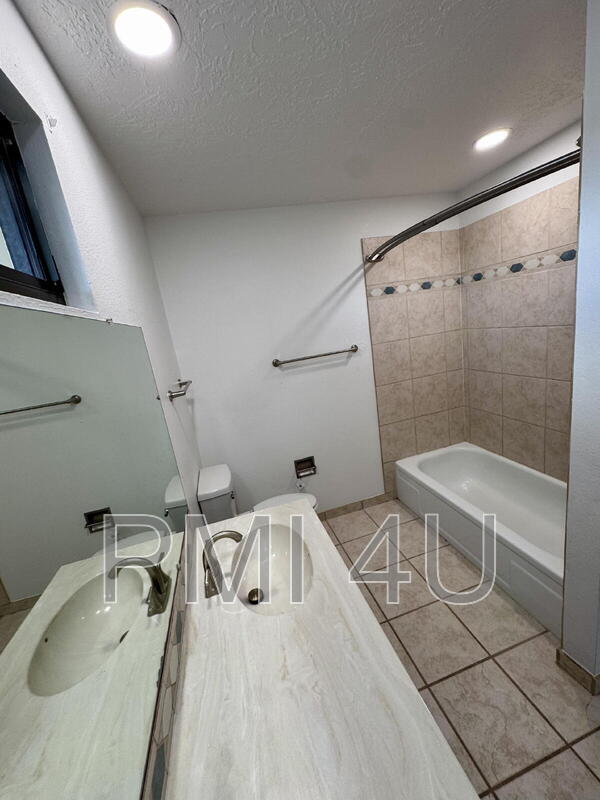 Building Photo - 10412 La Paz Dr