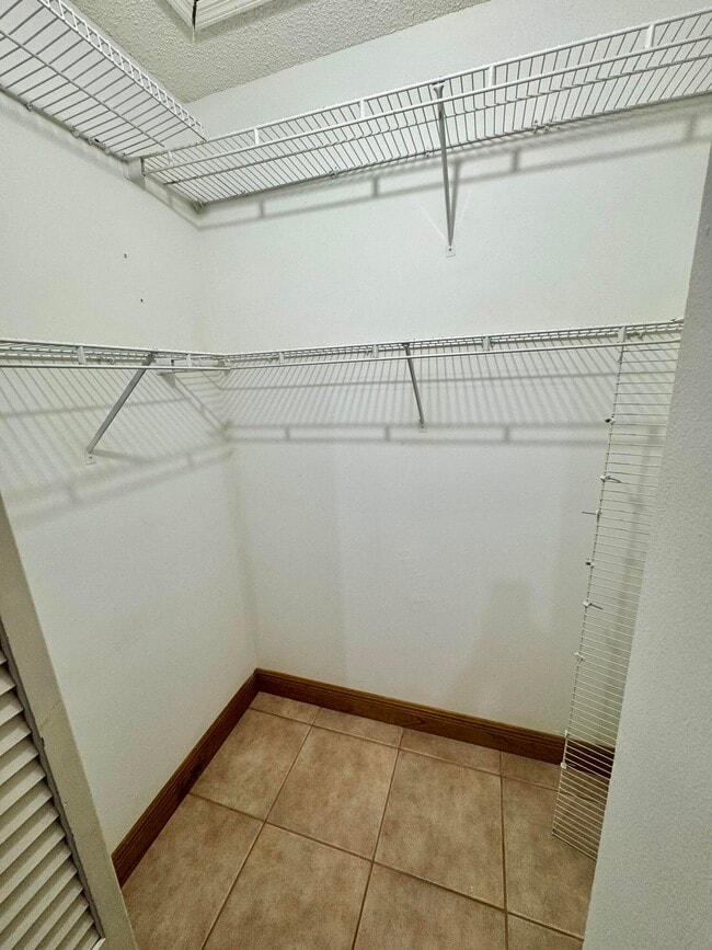 Building Photo - 9189 Fontainebleau Blvd