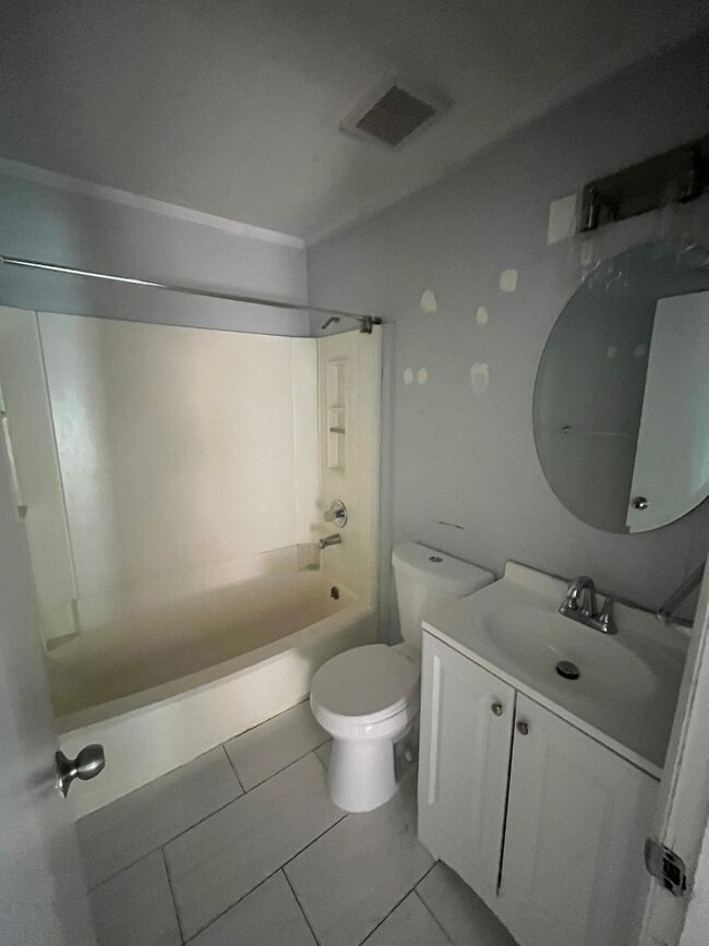 Building Photo - Three Bed, 2 Bath in Cincinnati!