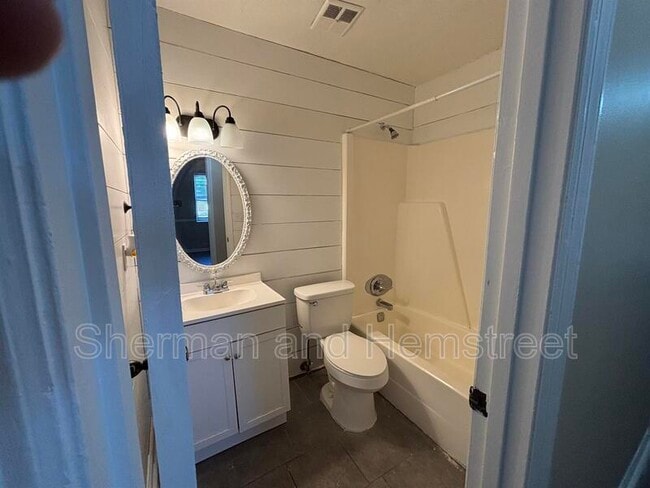 Building Photo - 2714 Cranbrook Dr