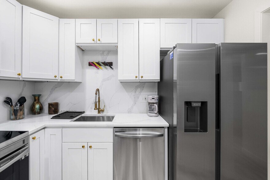 Building Photo - 815 SW Cloverdale St