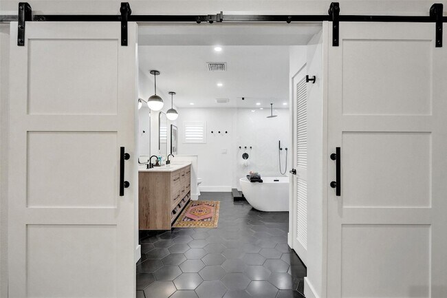 Building Photo - 3206 Robbins Rd