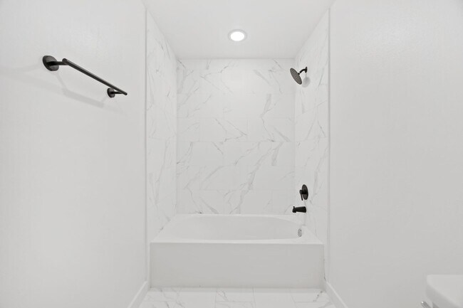 Building Photo - ? 3 Bed / 2.5 Bath Duplex – Spacious & Move-In Ready! ?