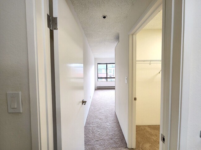 Building Photo - Tranquil Living in a Palo Alto Gem: 1-Bedroom Condo on the Third Floor with In Unit Laundry