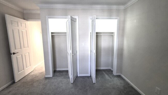 Building Photo - Great Two Bedroom Townhouse Convenient to Downtown Greenville!