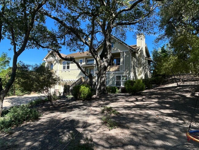 Building Photo - Luxurious and Spacious 5 Bedroom in Gilroy