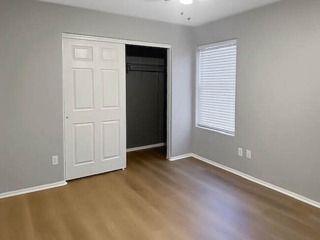 Building Photo - Solar makes this 4bedroom Goodyear home a ...