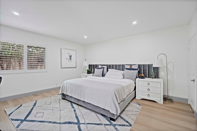 Building Photo - 6BD/4BA One Story Single Family House next...
