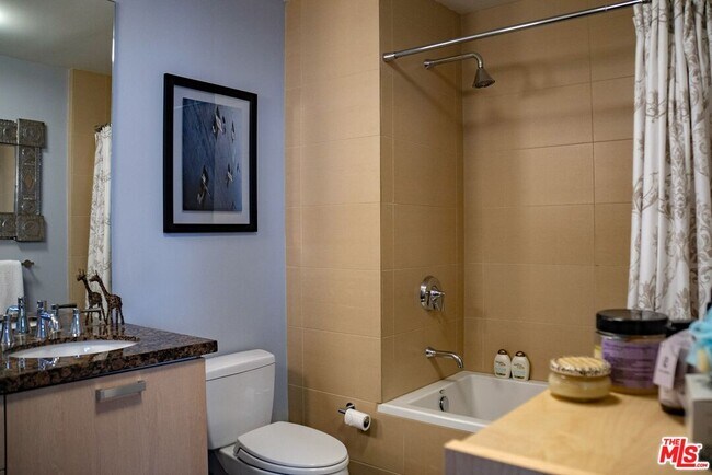 Building Photo - 460 S Spring St