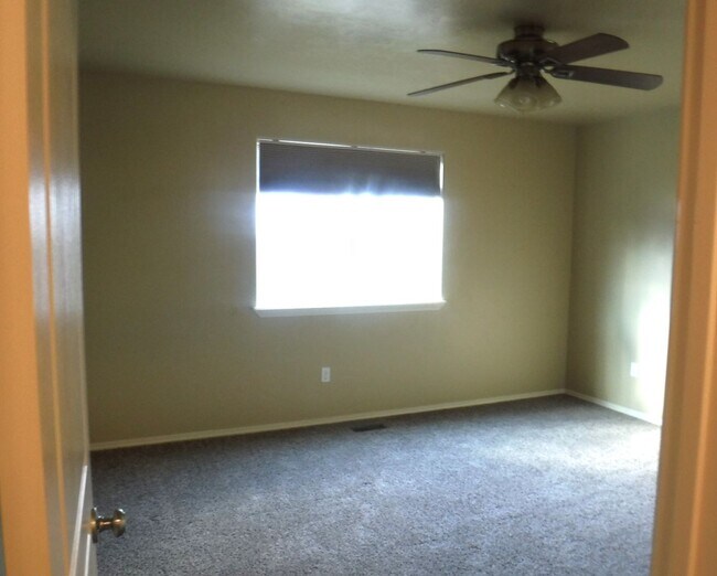 Building Photo - Beautiful 3bed, 2bath home located just of...