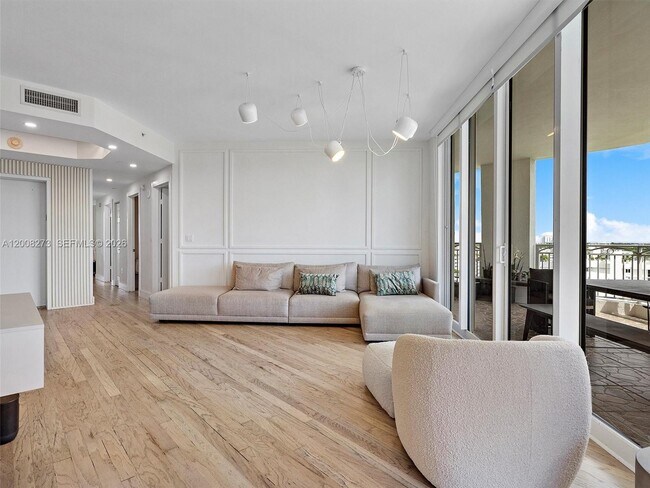 Building Photo - 9751 E Bay Harbor Dr