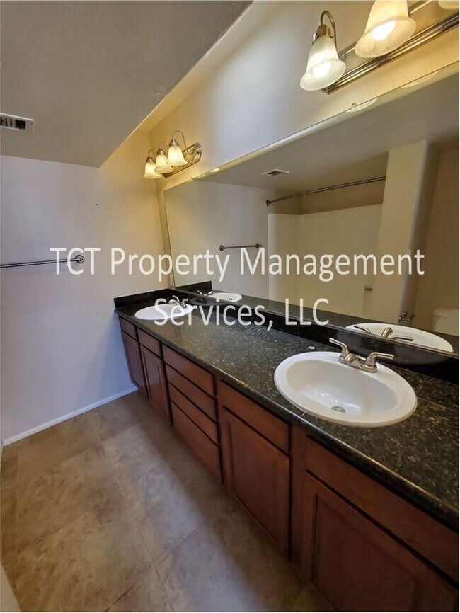 Building Photo - Great Condo in Great Location!
