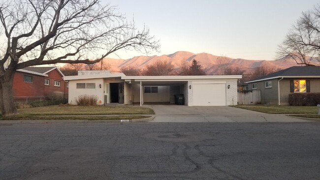 Primary Photo - Charming Mid Century Modern home with char...