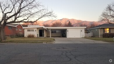 Building Photo - Charming Mid Century Modern home with char...