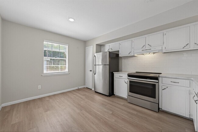 Building Photo - 427 Hollyvale Dr
