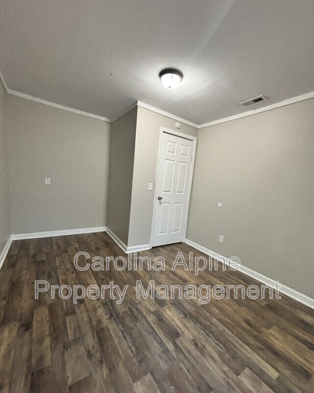 Building Photo - 604 W Elm St