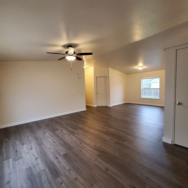 Building Photo - Pet Friendly 4 bedroom 2 bath home w/ 2 car garage