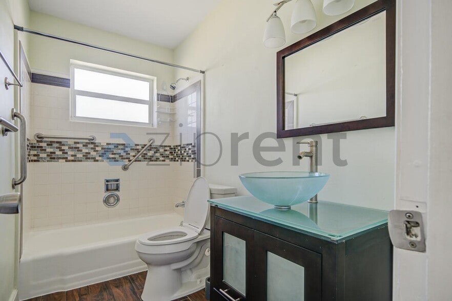 Building Photo - 2540 Sistina St