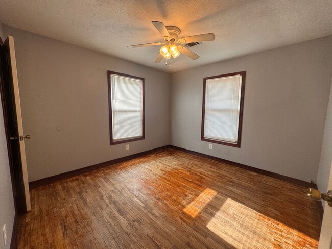 Building Photo - 3 bed, 1 bath