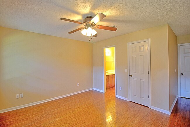 Building Photo - 948 Wedgewood Way