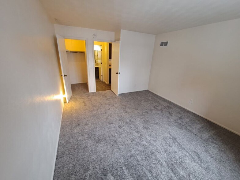 Building Photo - 1444 W 16th St