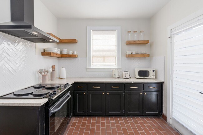 Building Photo - Leasing Now! - Charming 3-Bed, 2-Bath Stone Cottage in Shandon/Wales Garden - Walk to 5 Points!