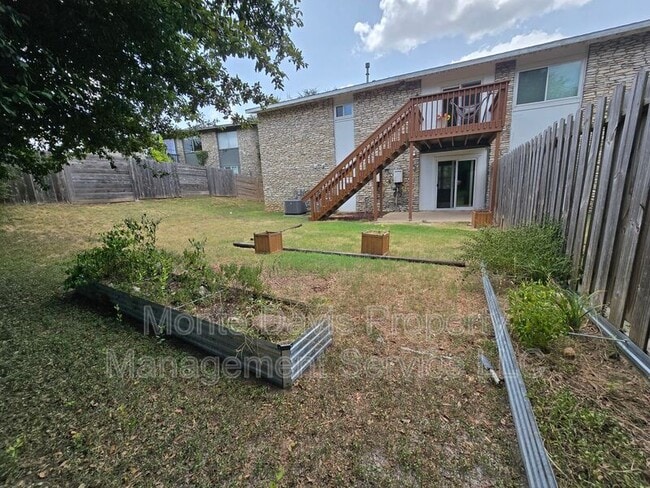 Building Photo - 2504 Manor Cir