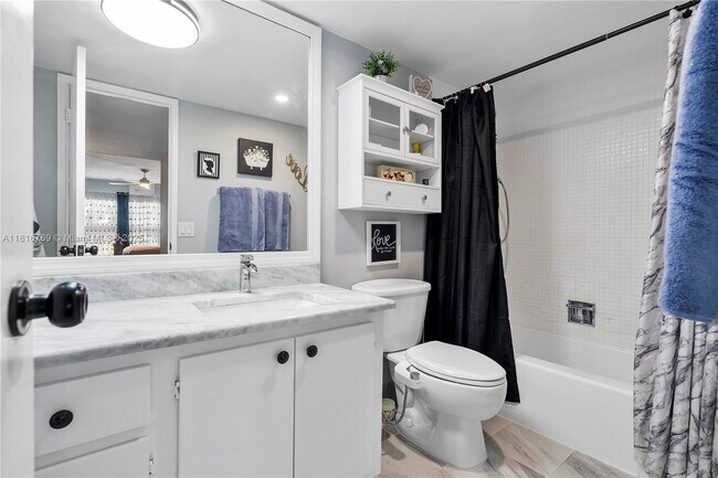 Building Photo - 3150 N Palm Aire Dr