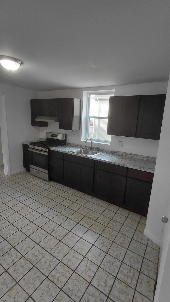 Building Photo - 23 Terhune Ave