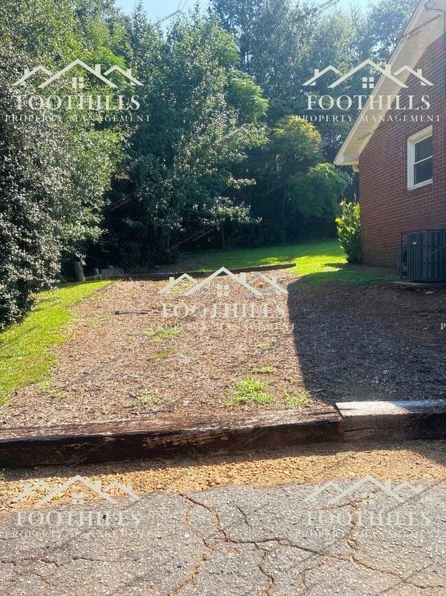Building Photo - 202 Kennemore St
