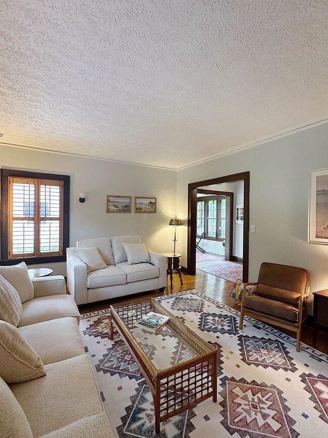 Building Photo - Charming Furnished 3BR/2BA Duplex in Histo...