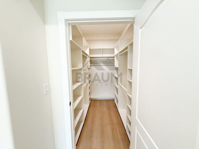 Building Photo - 10849 Fruitland Dr