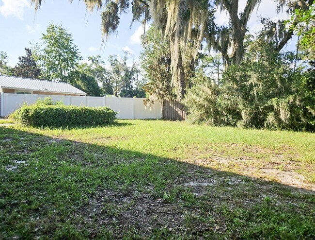 Building Photo - Beautiful 4/2 in Gainesville's Beldevere Area