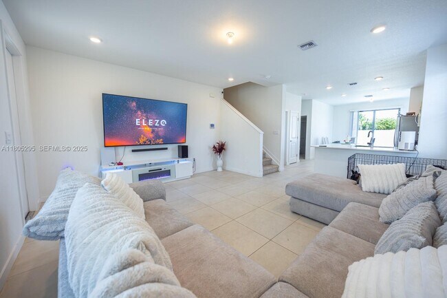 Building Photo - 715 SE 17th Ave