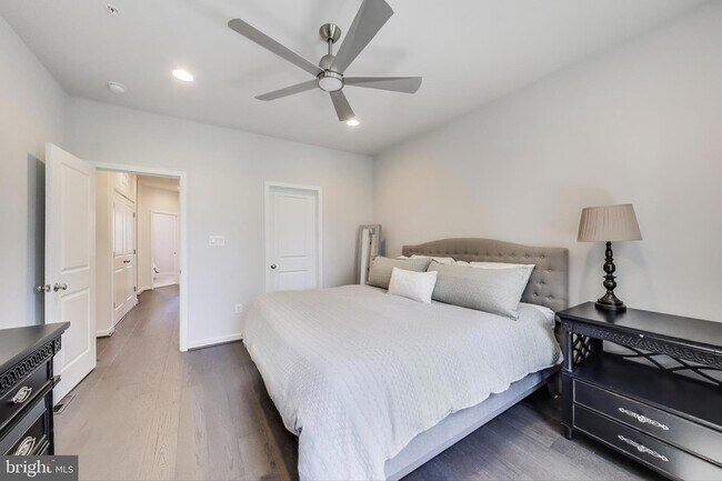 Building Photo - 5004 Oakmoore Dr