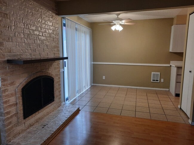 Building Photo - Steilacoom Gardens (HOA), 2 bedroom, 1 bath Townhome Style Condo. $300 off of the 1st full month ...