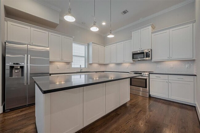 Building Photo - 5837 E Post Oak Ln