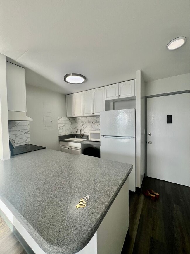 Building Photo - Beautiful 1/1/1 with Sunset Views